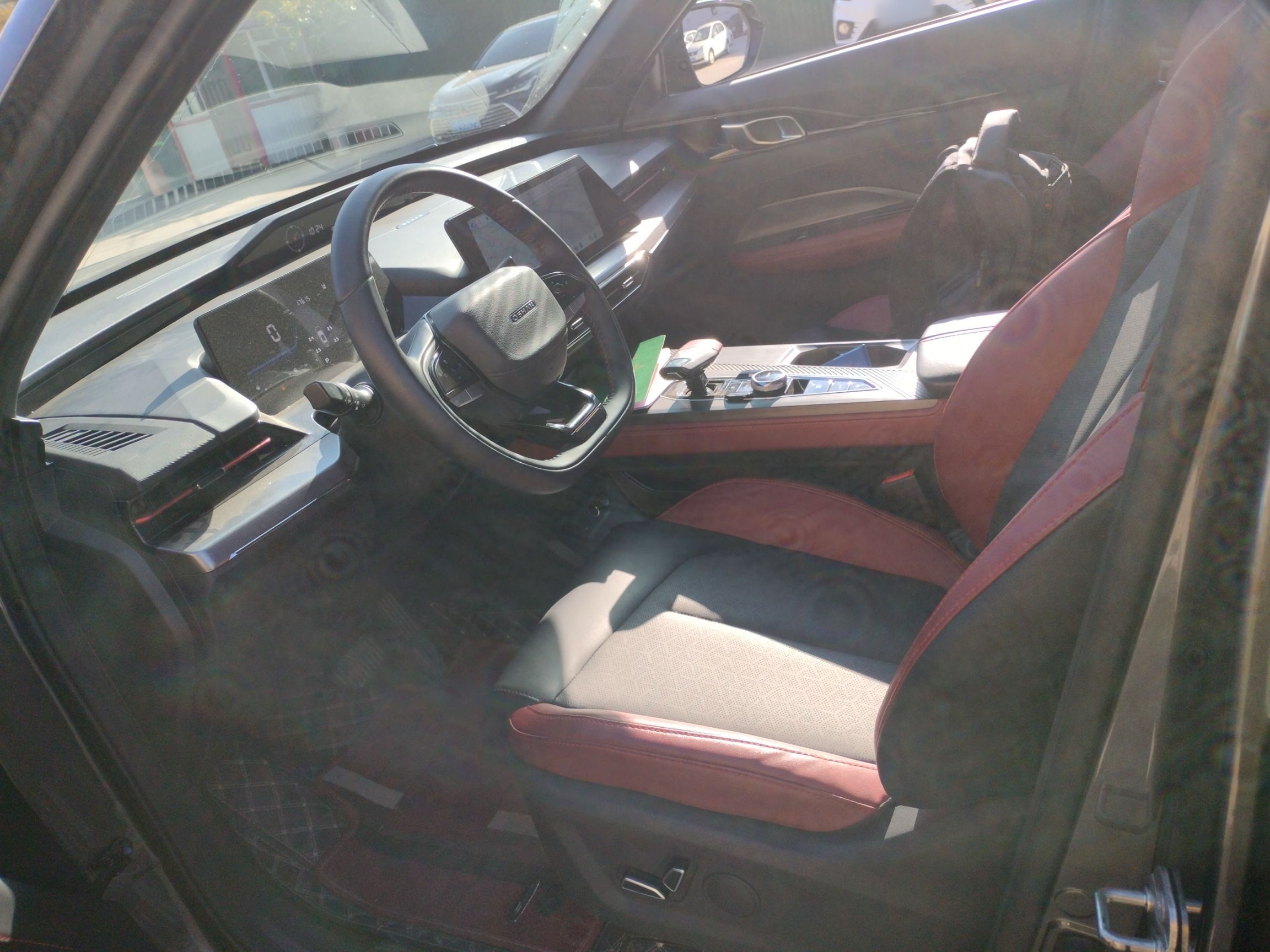 المقاعد الأمامية داخل السيارة