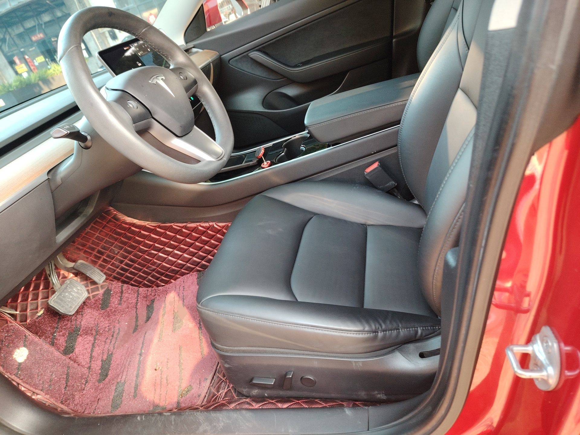 Переднее сиденье в автомобиле