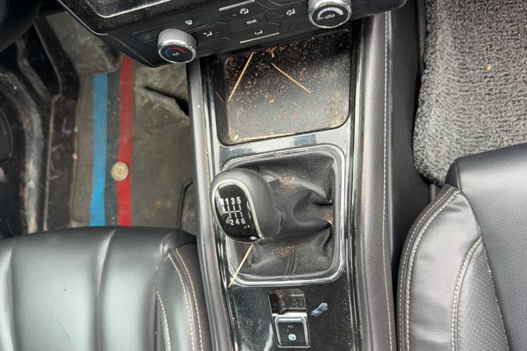 Used Dongfeng Fengon 580 2017 1.5T Manual Luxury Model Audio And AC Panel