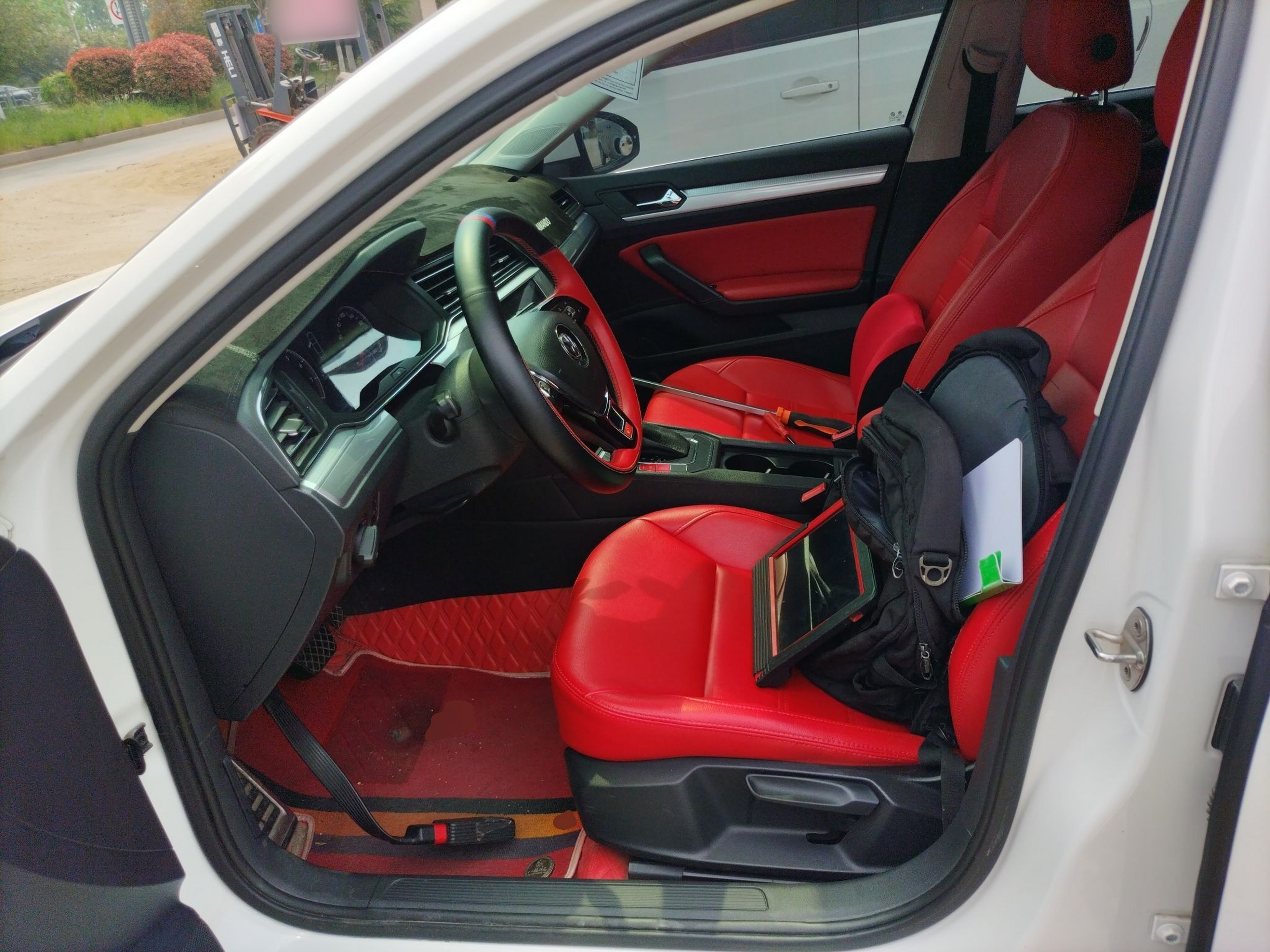 المقاعد الأمامية داخل السيارة