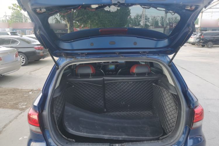 Used Kia KX Cross 2017 1.4L MT GLS Trunk