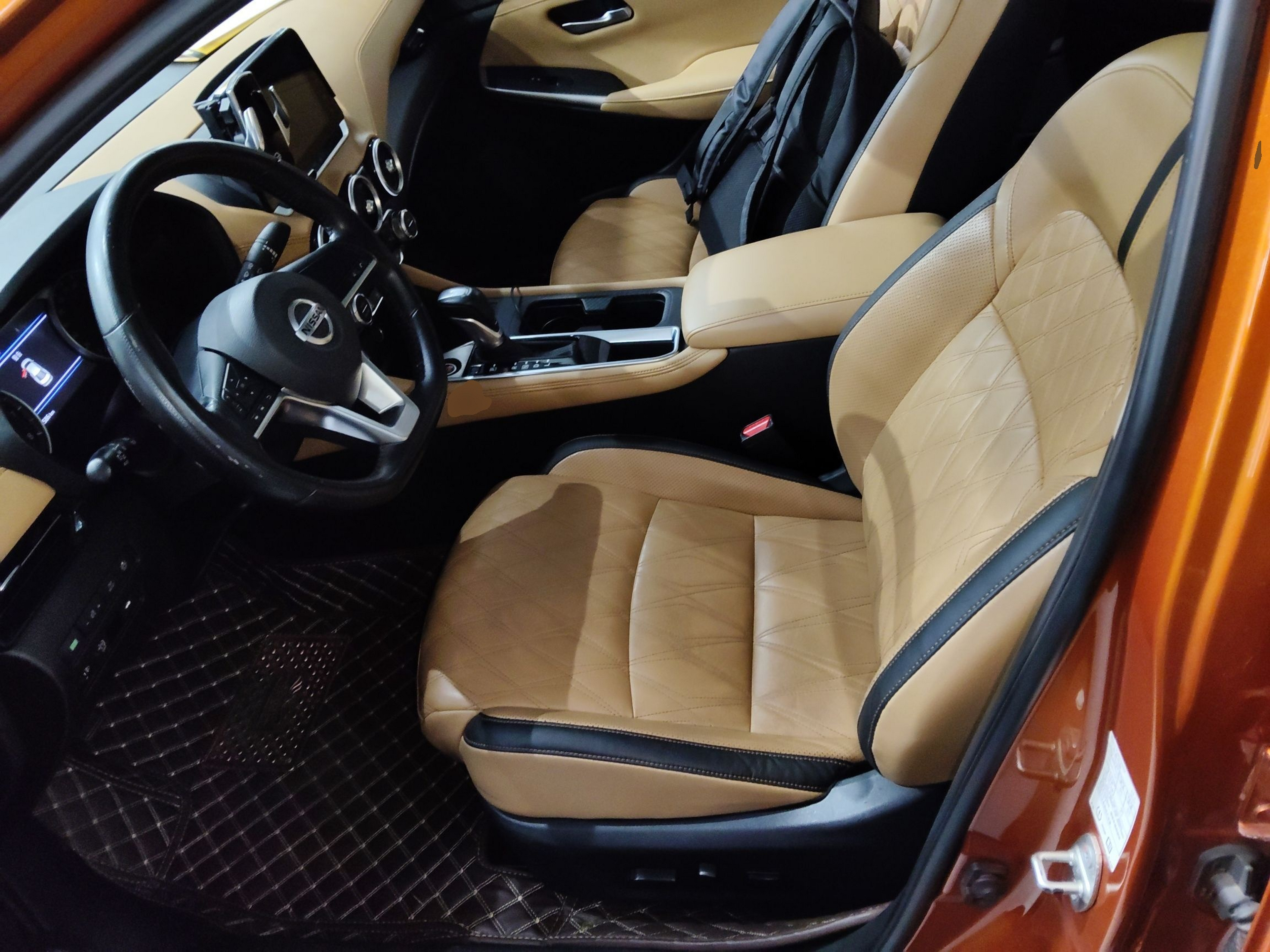 المقاعد الأمامية داخل السيارة