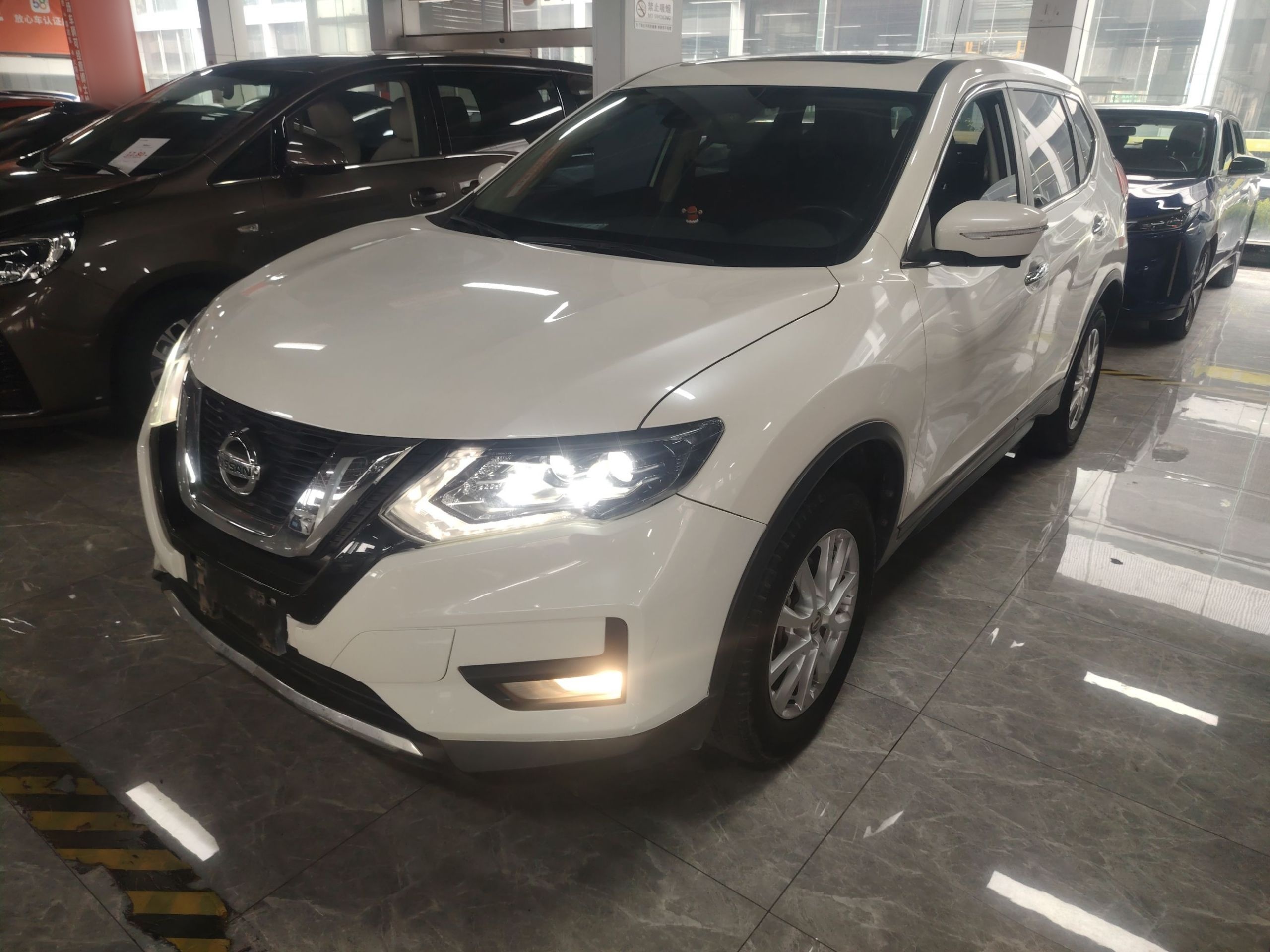 تحت مقدمة السيارة