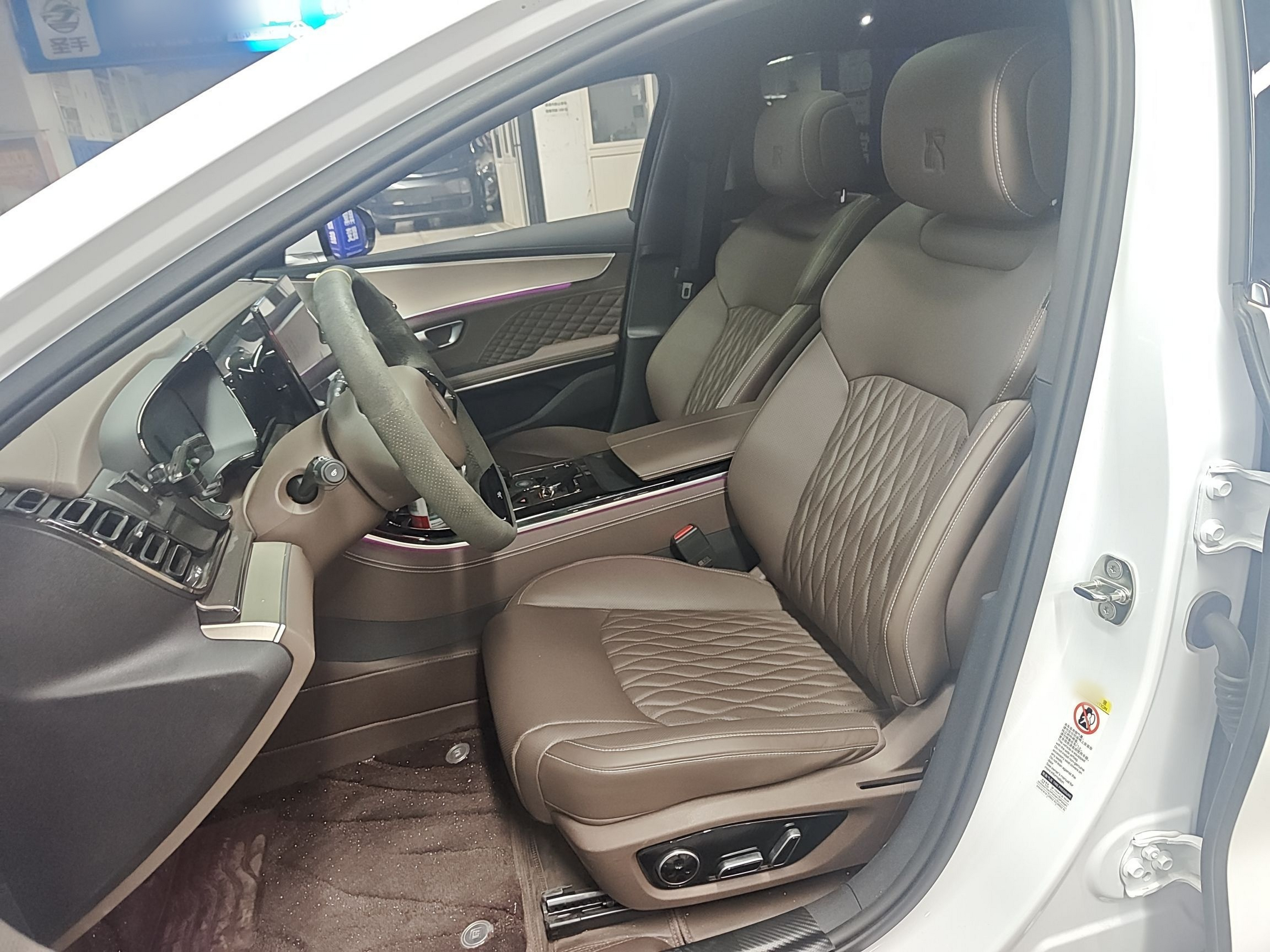 Переднее сиденье в автомобиле