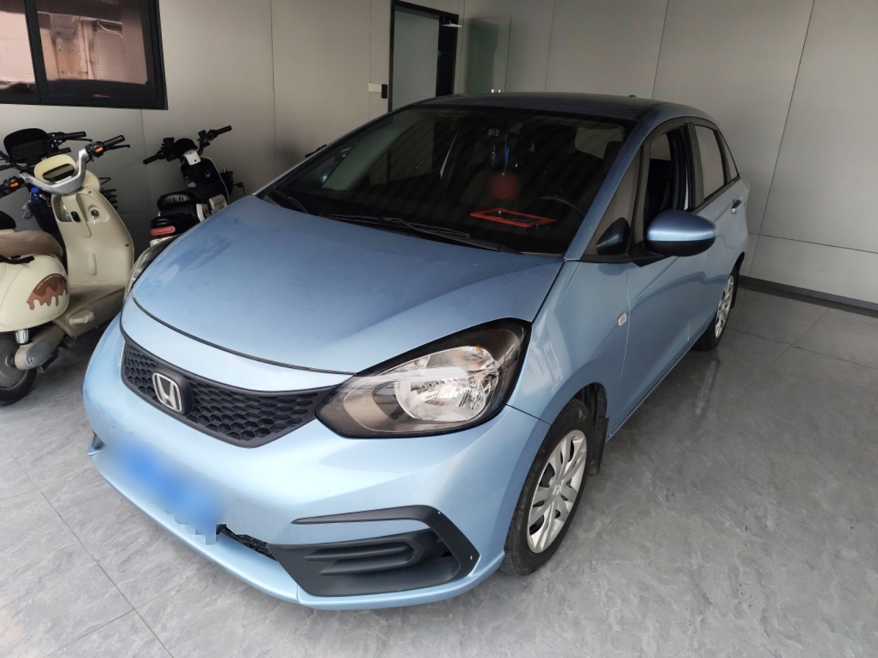 تحت مقدمة السيارة