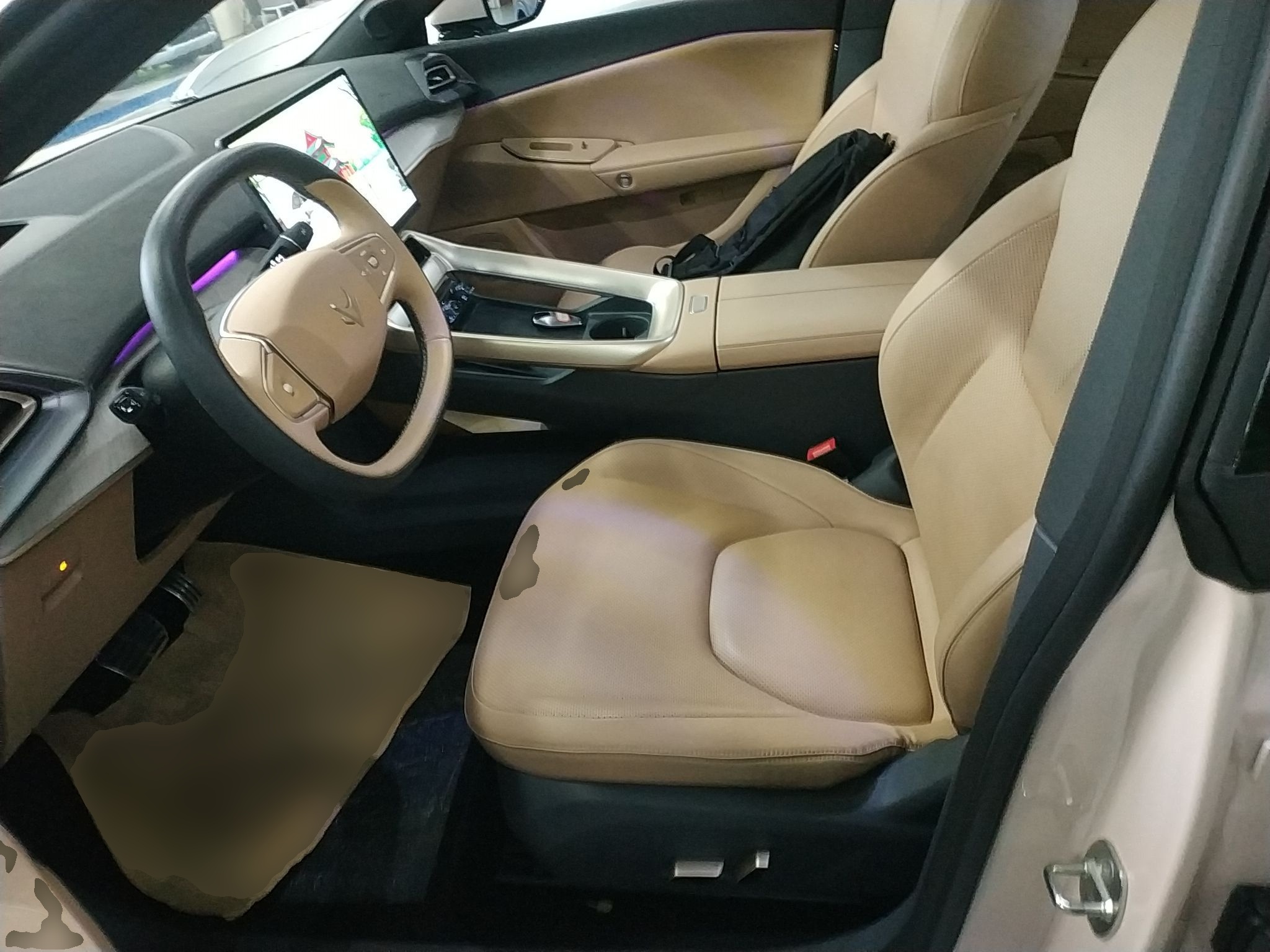 المقاعد الأمامية داخل السيارة