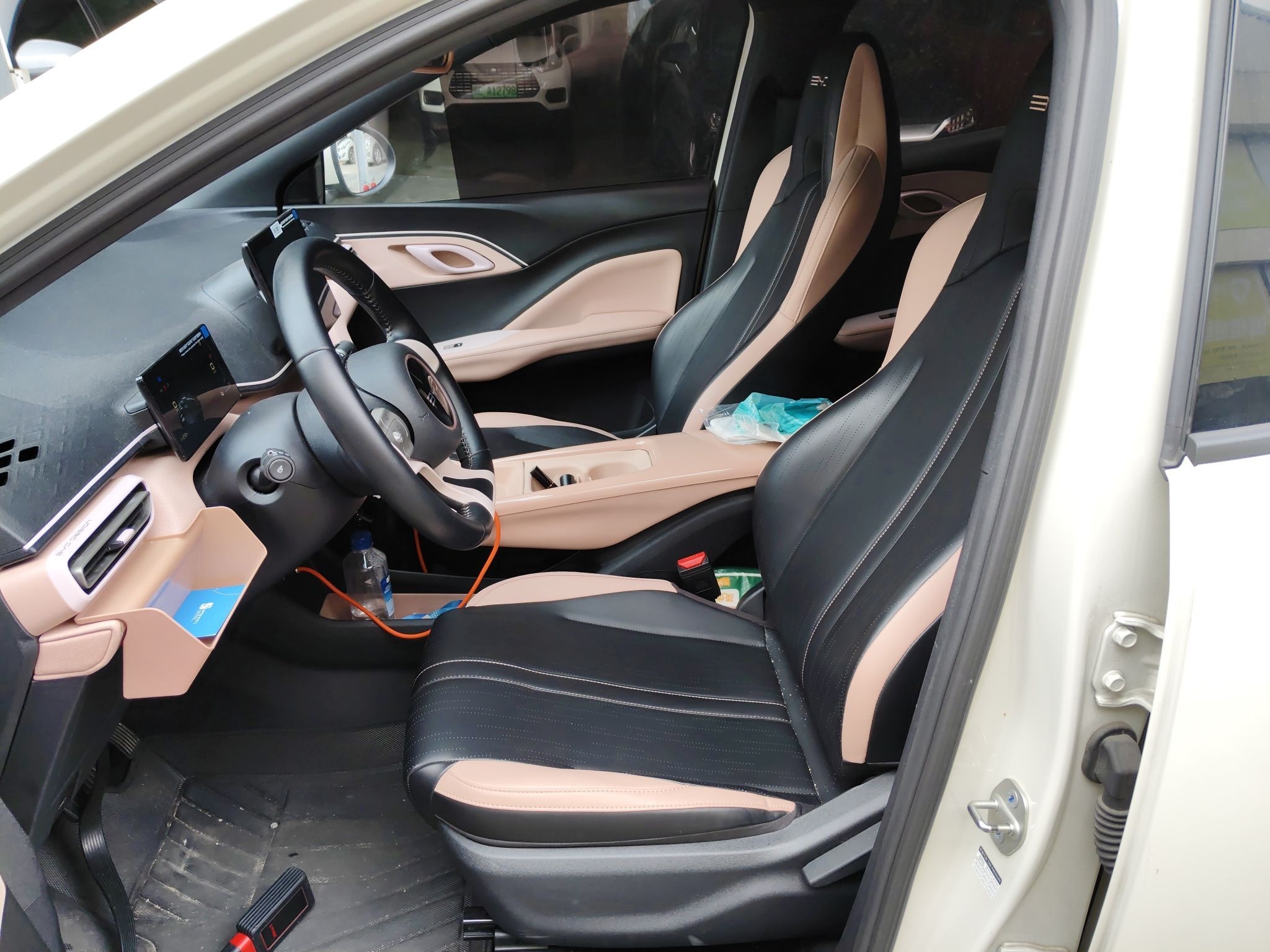 المقاعد الأمامية داخل السيارة