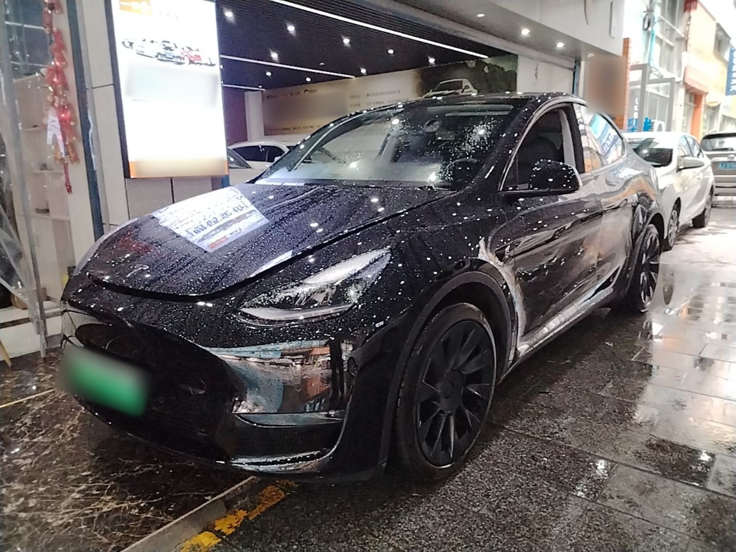 Под передней частью автомобиля
