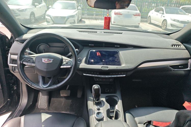 Used Cadillac XT4 2020 Revised Version 28T Two-Wheel Drive Luxury Edition Center Console