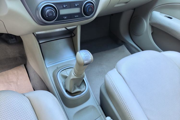 Used Nissan Sylphy 2016 Classic 1.6XE Manual Leading Edition Gear Lever