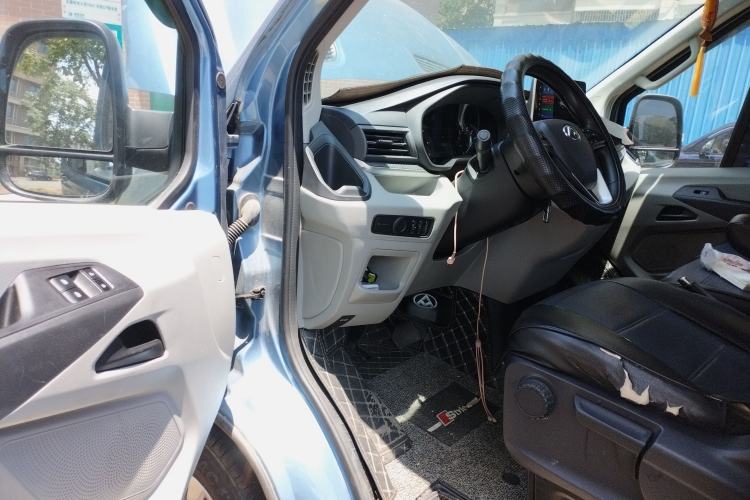 Used SAIC MAXUS Xintu V90 2022 2.0T AMT Yunjie Front-Wheel-Drive Short Wheelbase High-Roof with Single Rear Tire and 6 Seats
