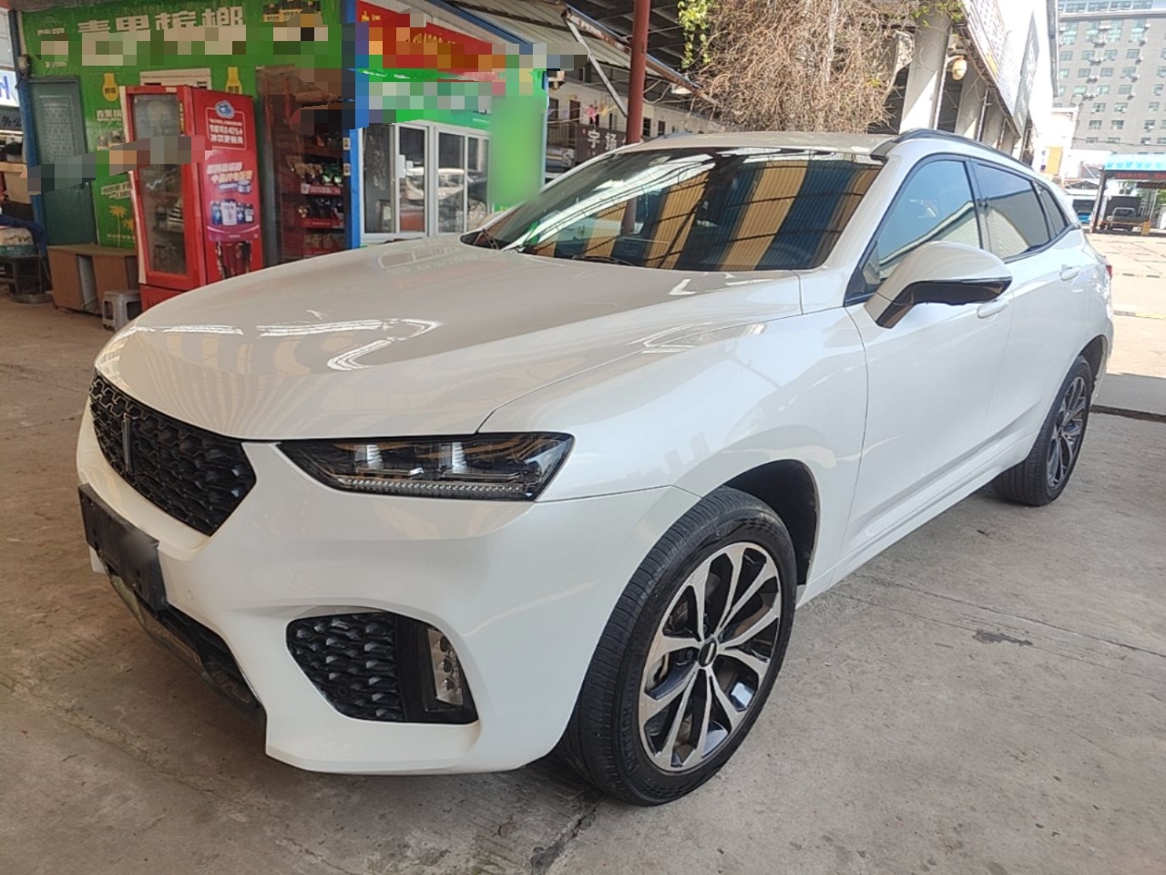 Под передней частью автомобиля
