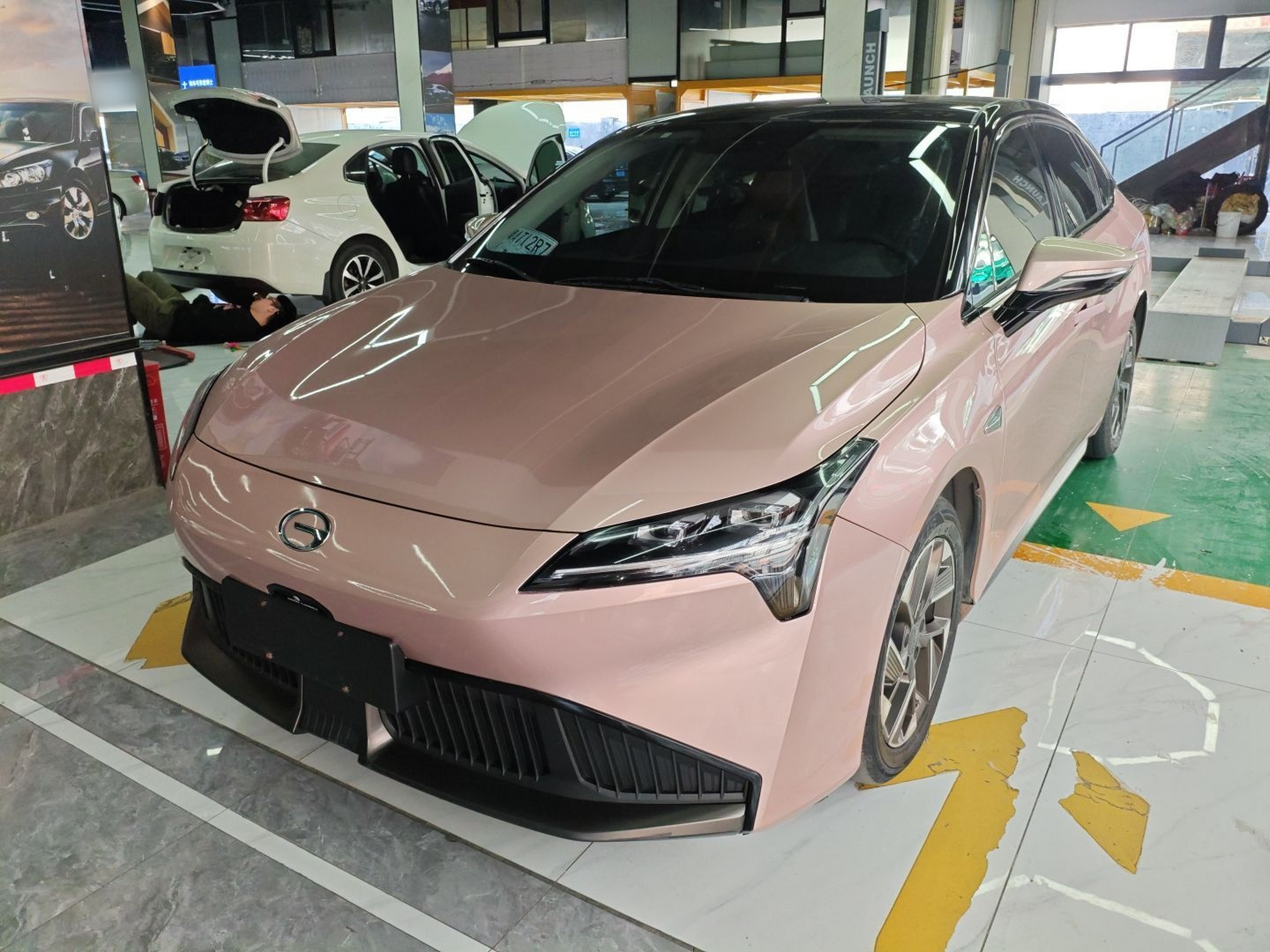 Под передней частью автомобиля