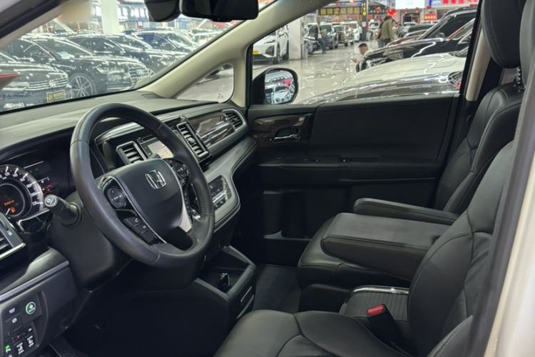 Used Honda Elysion 2016 2.4L Supreme Edition Left Front Seat