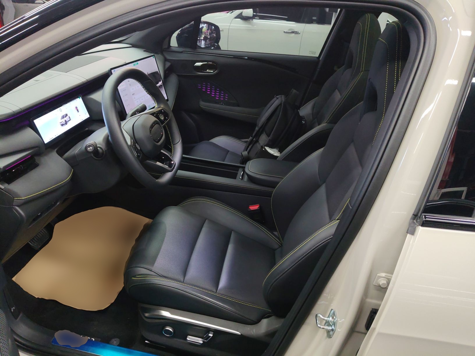 المقاعد الأمامية داخل السيارة