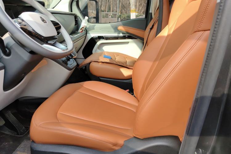 Used Sinotruk Pioneer V 2025 Multi-Function PRO Edition 2.0T Automatic Mid-Roof Mid-Height
