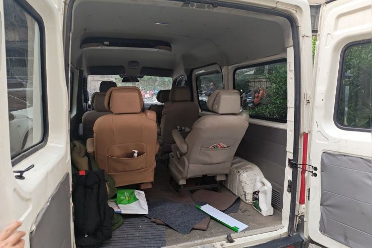 Used Dongfeng Yufeng 2014 2.5T YuliBao Logistics Vehicle Standard Features Include Short Wheelbase with Mid-Roof ZD25