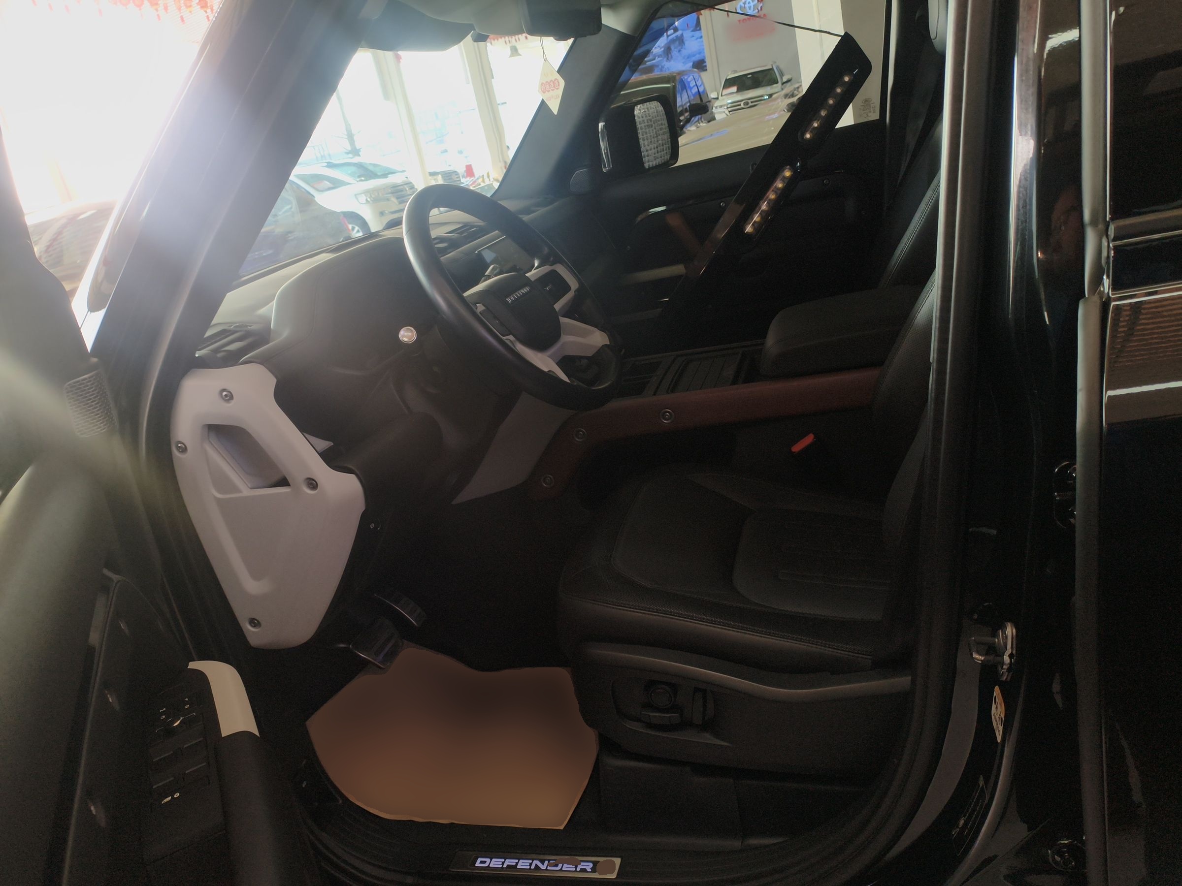 المقاعد الأمامية داخل السيارة