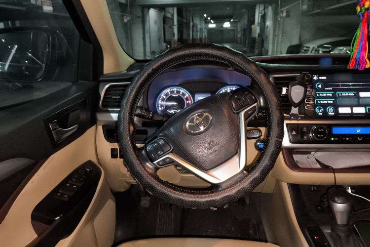 Used Toyota Highlander 2015 2.0T Four-Wheel Drive Luxury Navigation Version with 7 Seats Steering Wheel