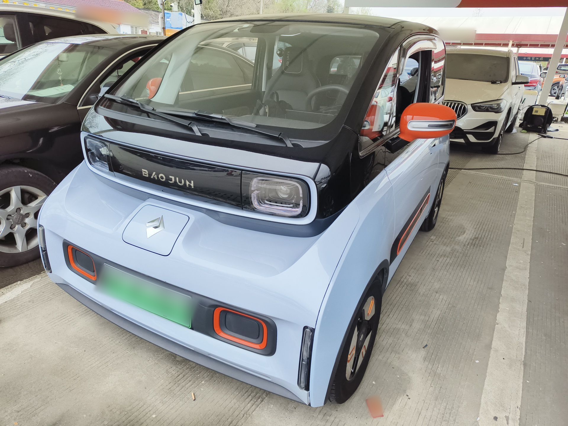 Под передней частью автомобиля