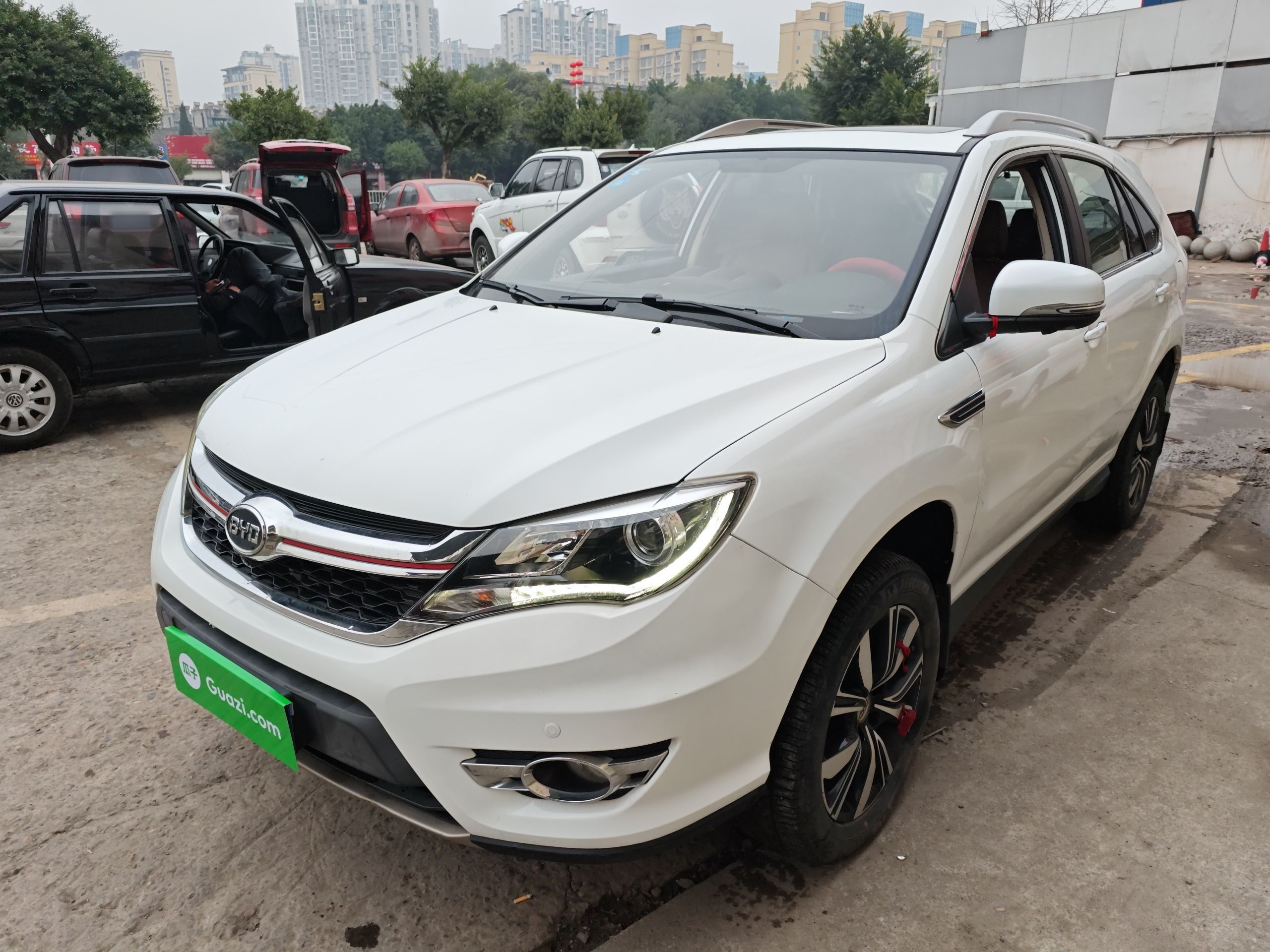 Под передней частью автомобиля