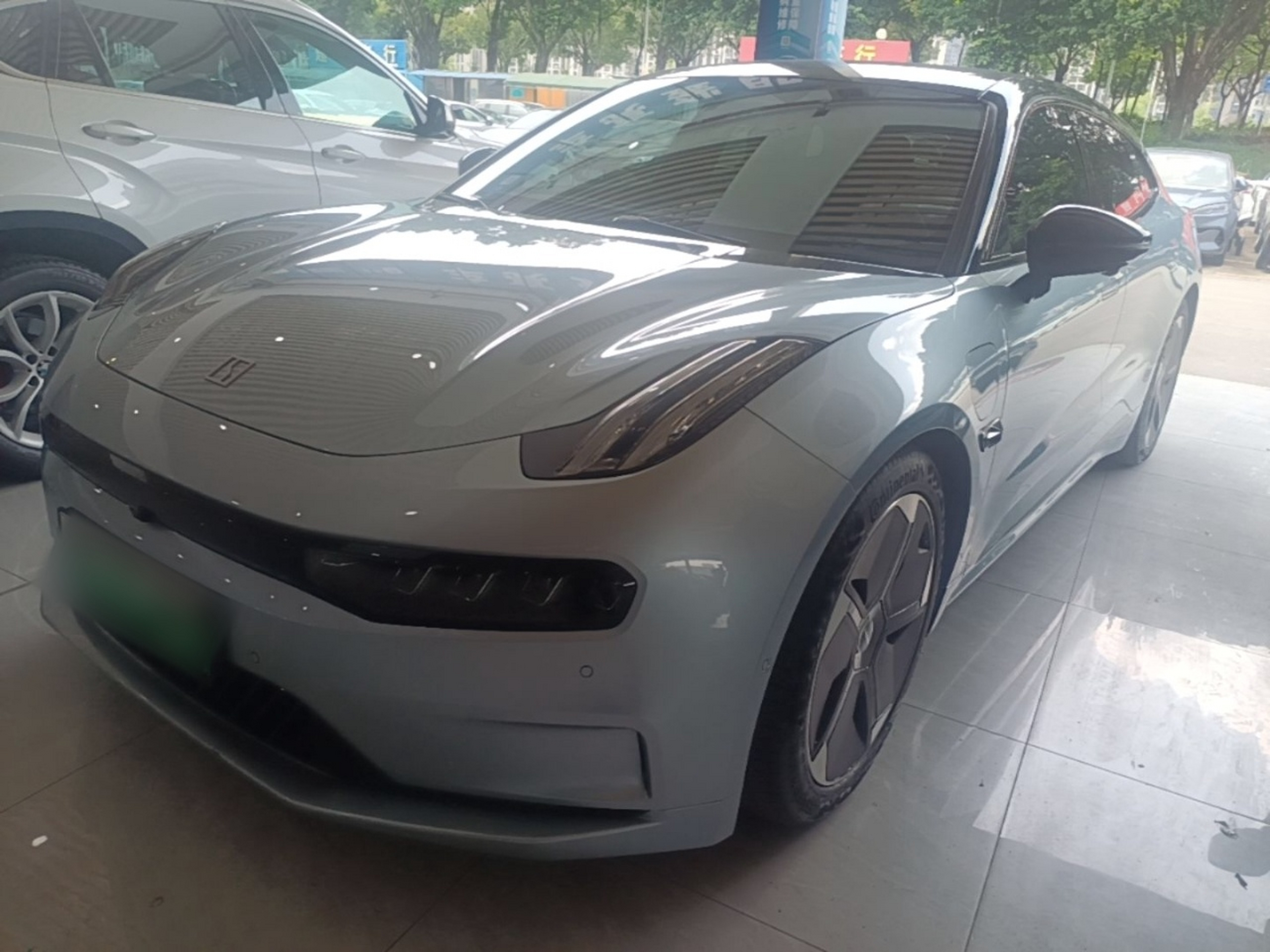 Под передней частью автомобиля