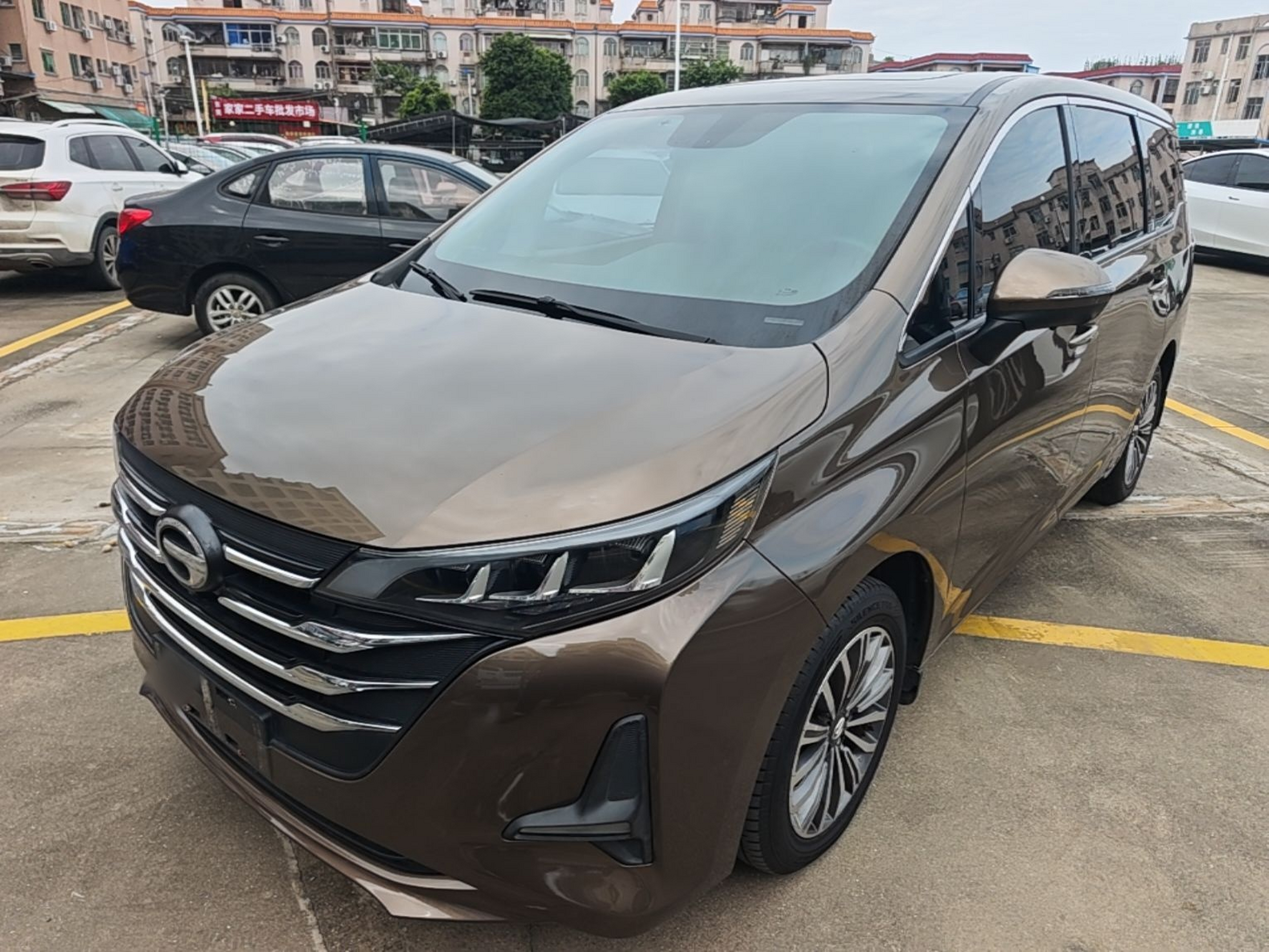 Под передней частью автомобиля