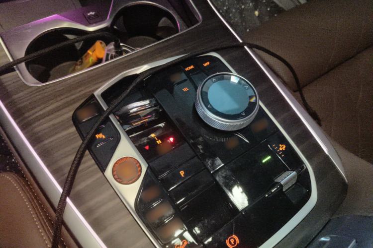 Used BMW X7 2024 xDrive40i Luxury Package – Leading Model Gear Lever