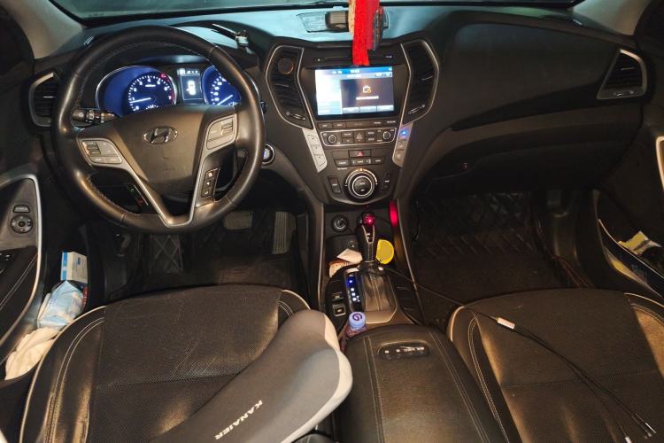 Used Hyundai Santa Fe 2017 2.0T Automatic All-Wheel Drive Smart 7-Seater Center Console