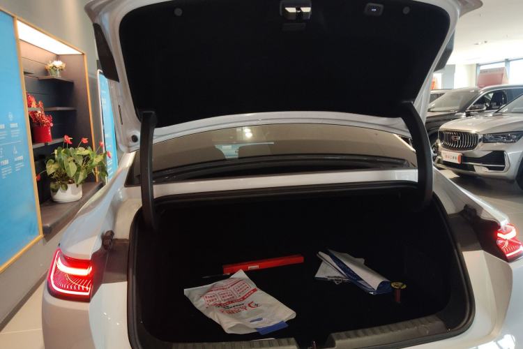 Used Geely Galaxy E8 2025 700 km Long-Range Intelligent Driving Version
