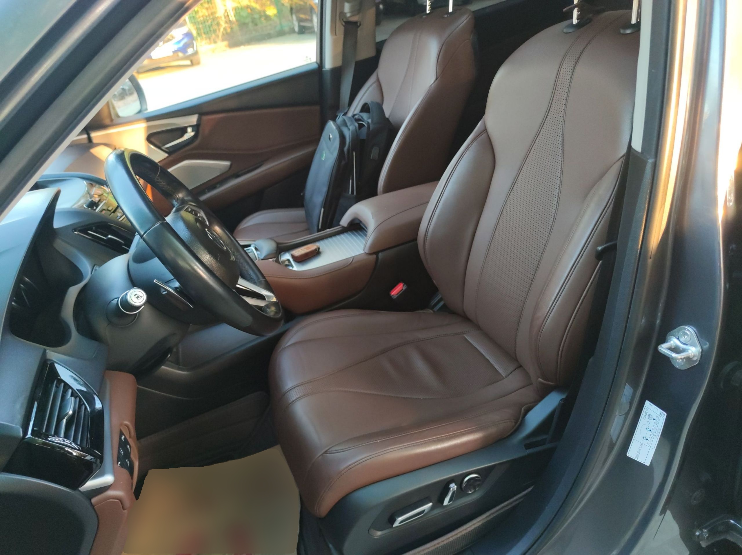 Переднее сиденье в автомобиле