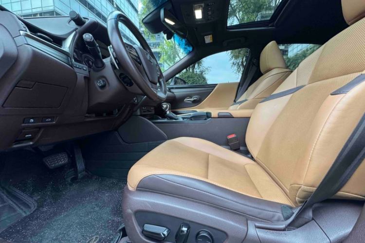 Used Lexus ES 2020 300h Deluxe Edition
