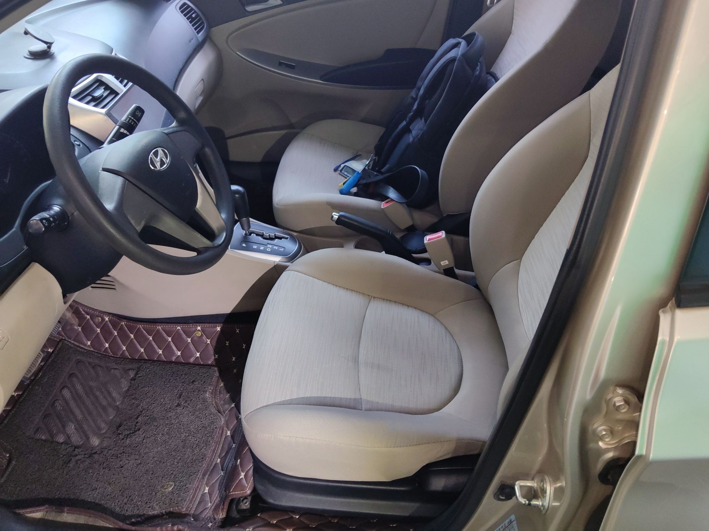 Переднее сиденье в автомобиле