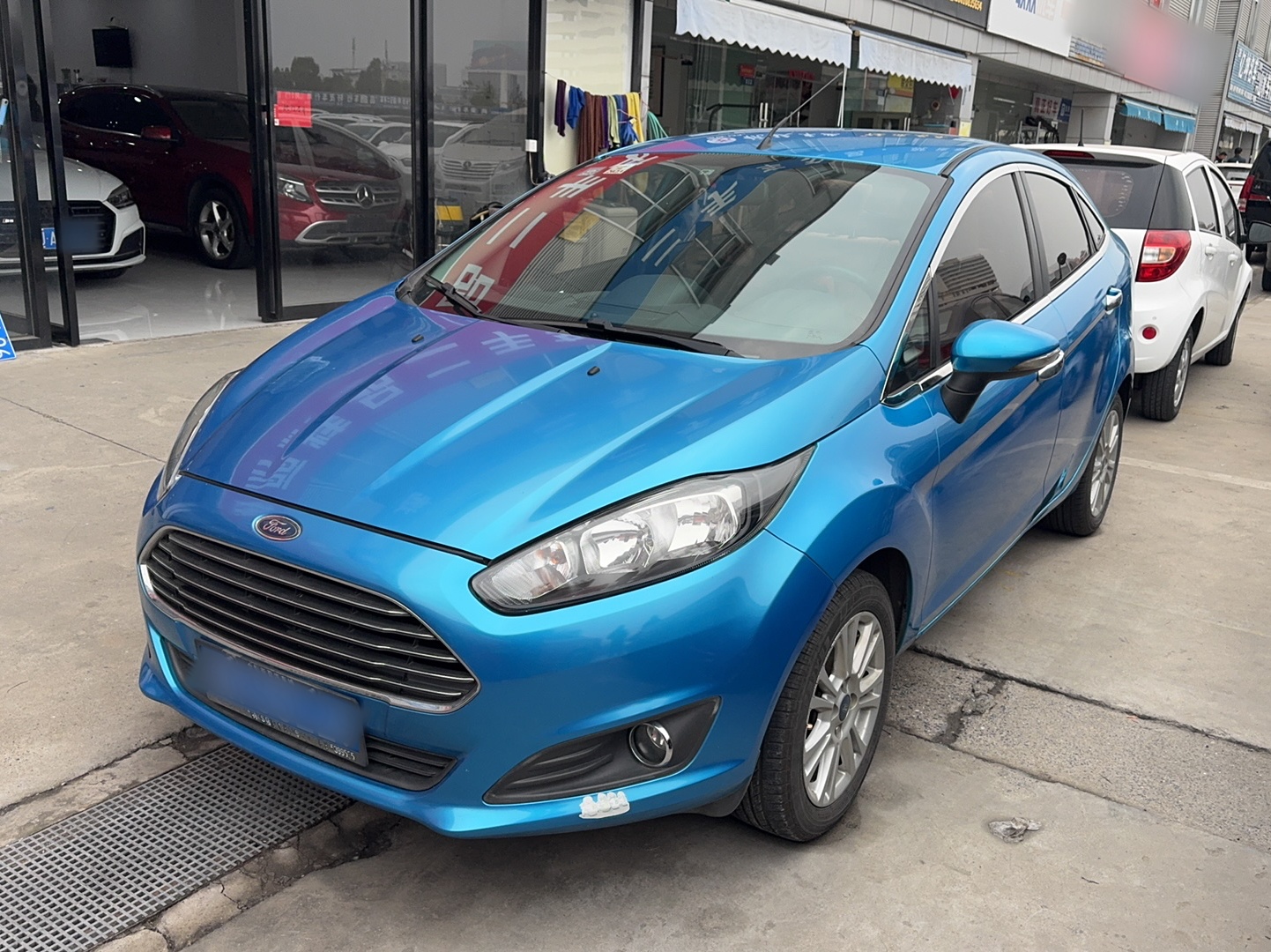 تحت مقدمة السيارة