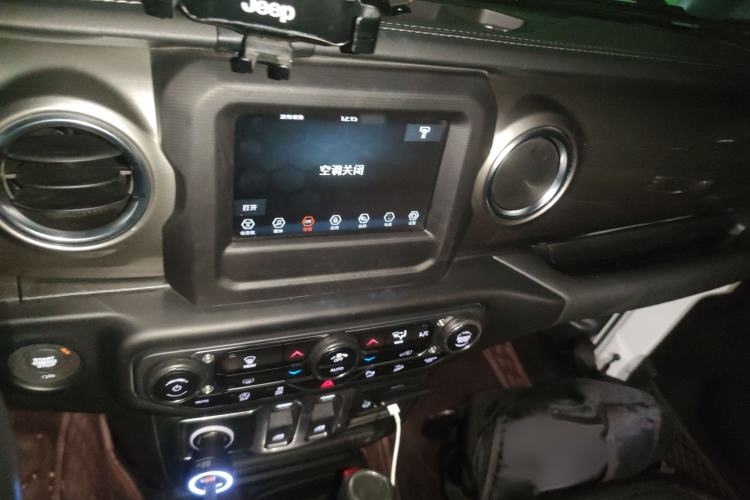 Used Jeep Wrangler 2019 2.0T Sahara Two-Door Version China VI Emission Standard