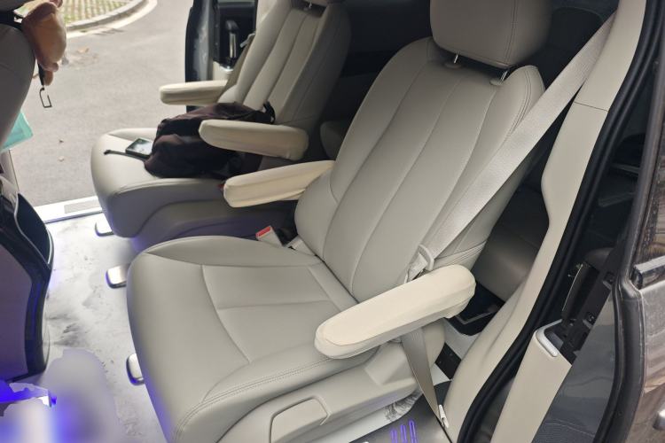 Used Buick GL8 2023 Land Executive Class Comfort Model
