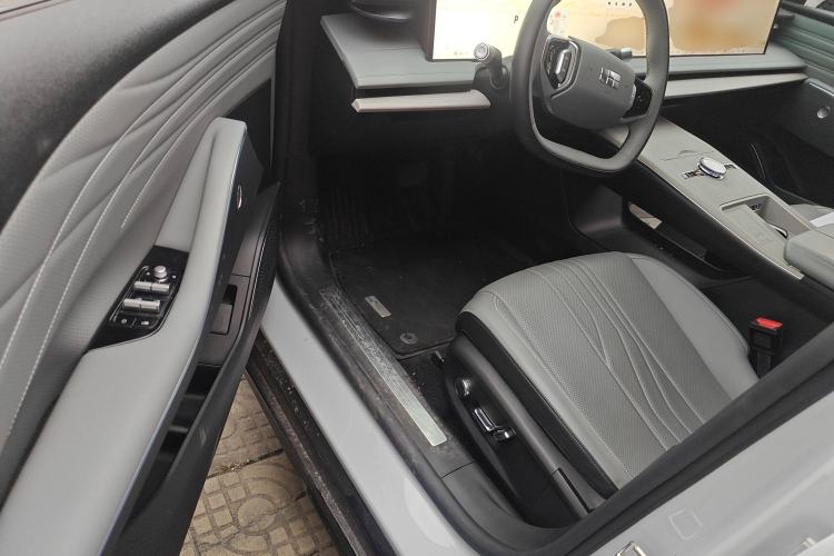 Used Geely Galaxy E8 2024 665 km Range Rear-Drive Starship Long-Range Version
