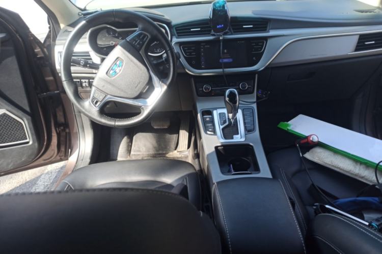 Used Geely Auto Emgrand GL 2017 1.8L DCT Elite Model Center Console
