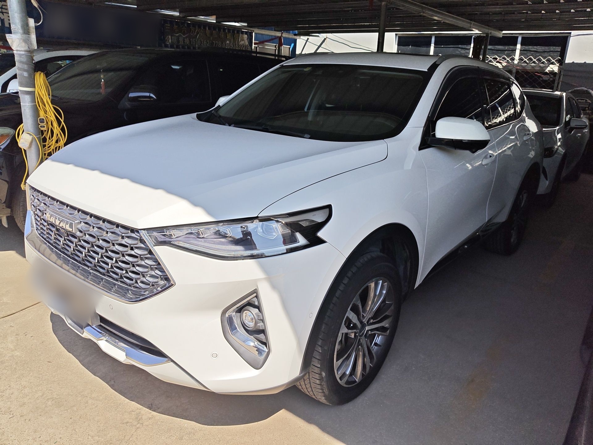 تحت مقدمة السيارة