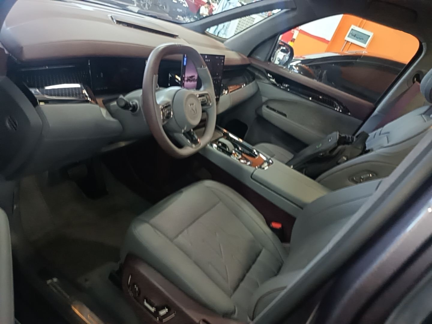 Zeekr 009 2024 7-Seater Walk-Through Version Four-Wheel Drive 108 kWh — снимка 18