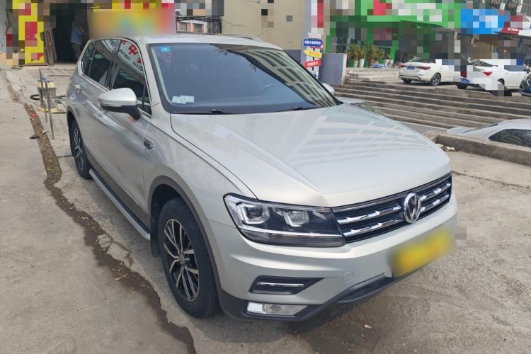 Used Volkswagen Tiguan L 2017 330TSI Automatic Two-Wheel Drive Luxury Edition Front Right 45 Deg