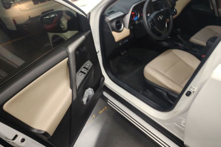 Used Toyota RAV4 2016 2.0L CVT Two-Wheel Drive Fashion Edition China V Standard Driver Seat