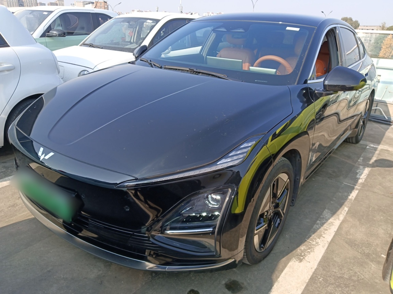 Под передней частью автомобиля