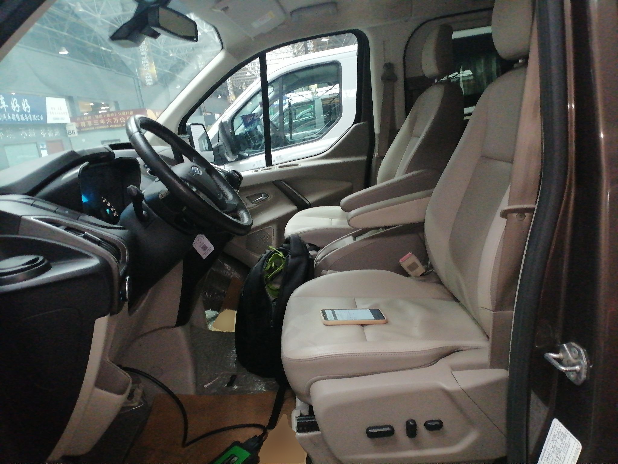 المقاعد الأمامية داخل السيارة