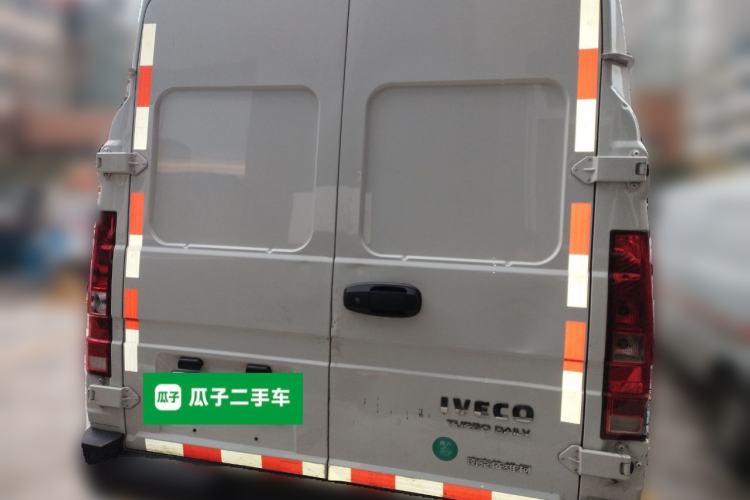 Used Iveco Daily 2023 2.8T V40 Van Long Wheelbase Mid-Roof Dual Tires Manual Doors 2-3 Seater
