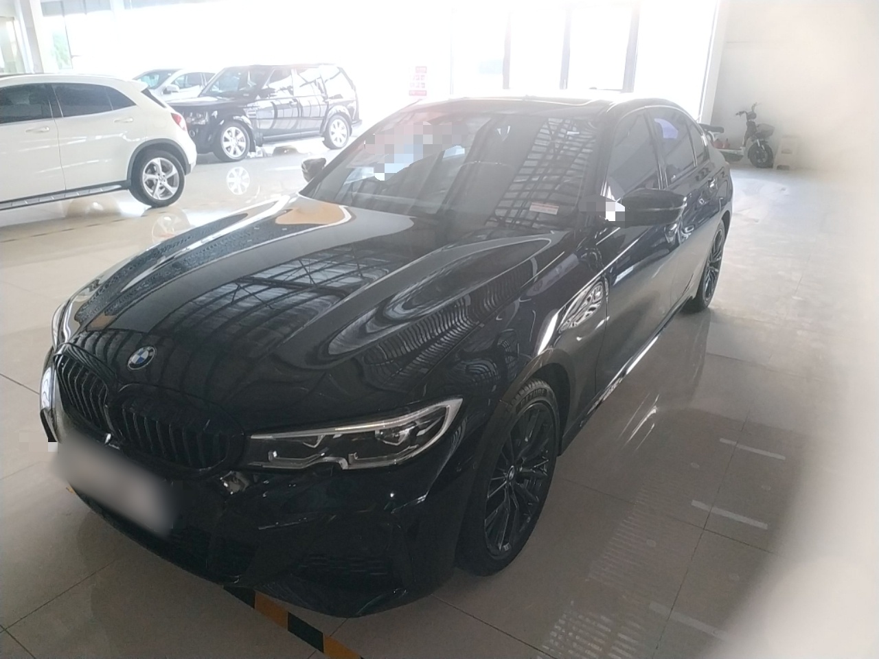 Под передней частью автомобиля