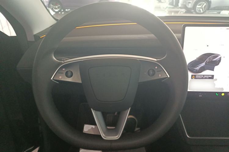 Used Tesla Model Y 2025 Rear-Wheel Drive First Edition Steering Wheel