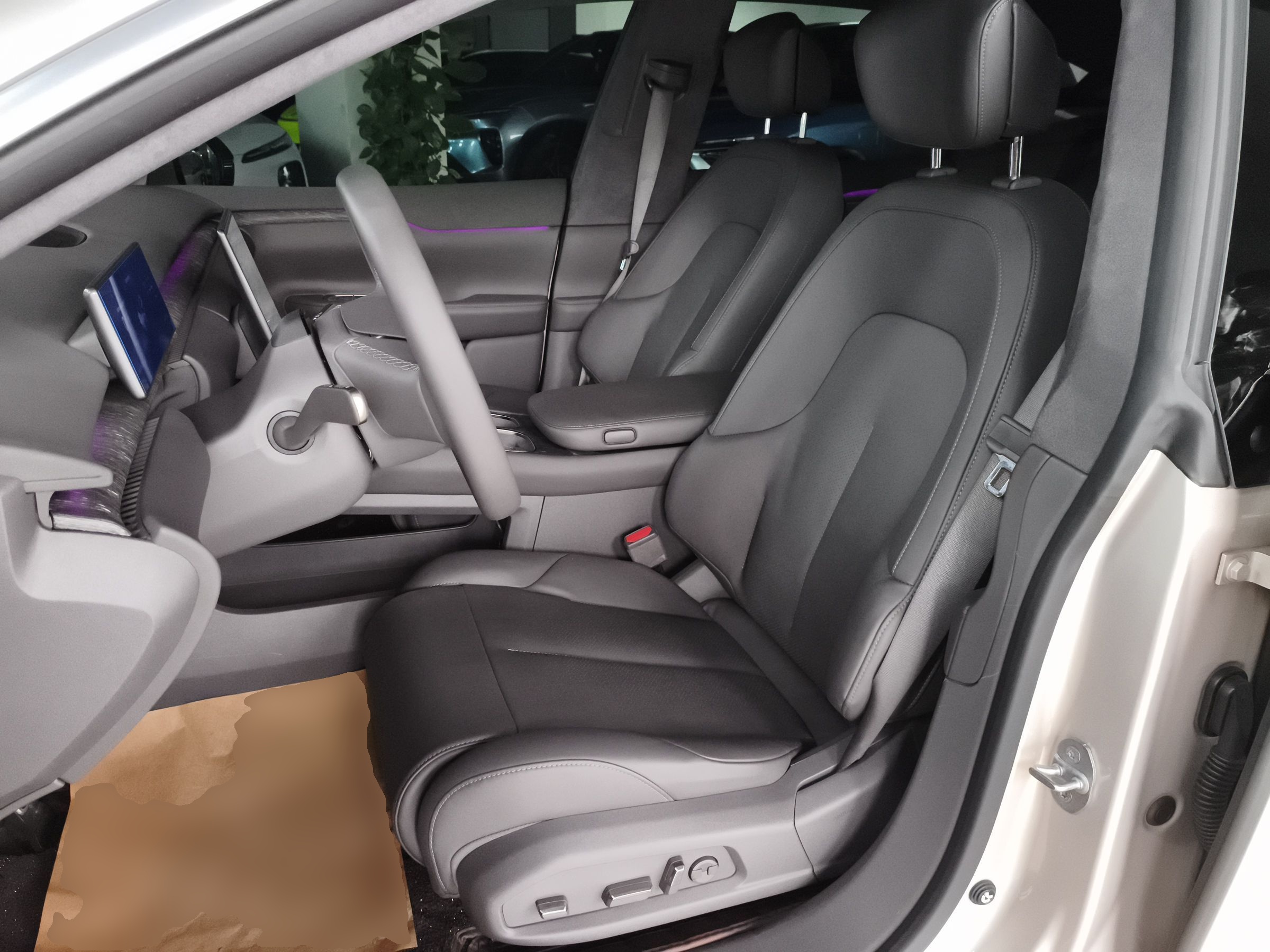 Переднее сиденье в автомобиле