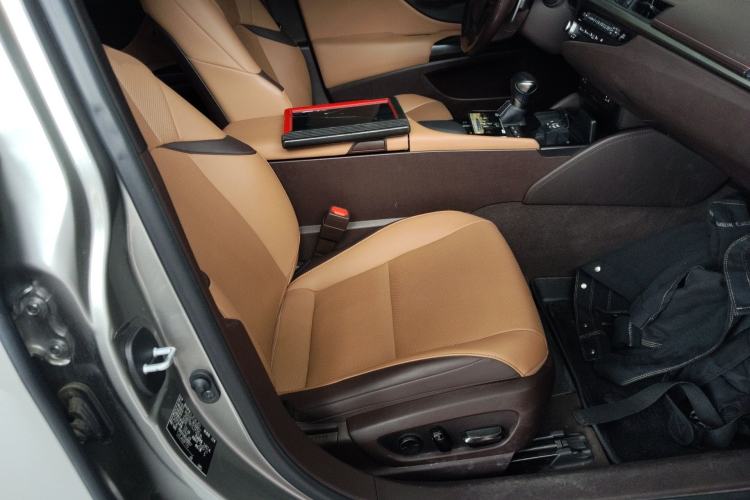 Used Lexus ES 2020 300h Premier Edition
