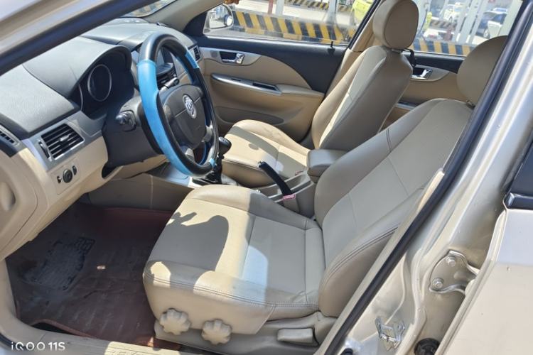 Used Buick Excelle 2013 1.5L Manual Classic Model Interior 2